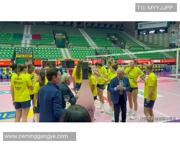 足球明星踏上新征程首度亮相机场引热烈关注粉丝争相合影热情不减